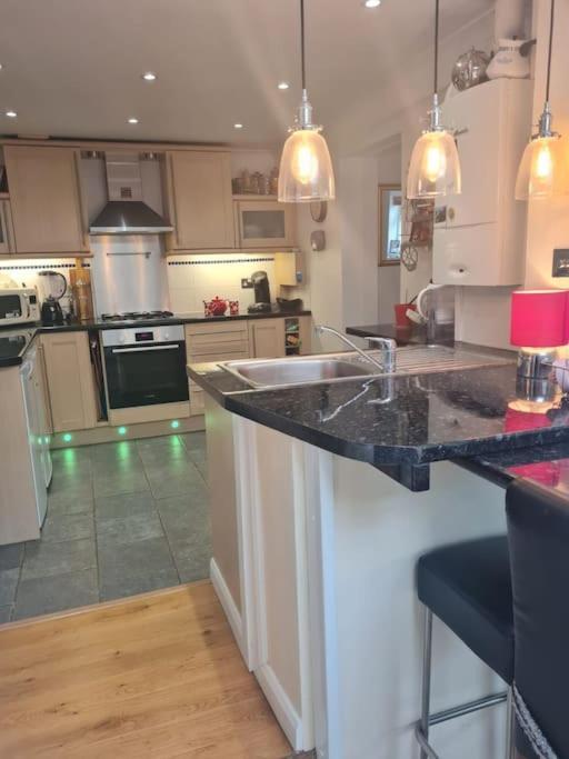 Modern Bungalow With Private Swimming Pool Maidenhead Extérieur photo
